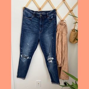 American Eagle busted knee jeans
